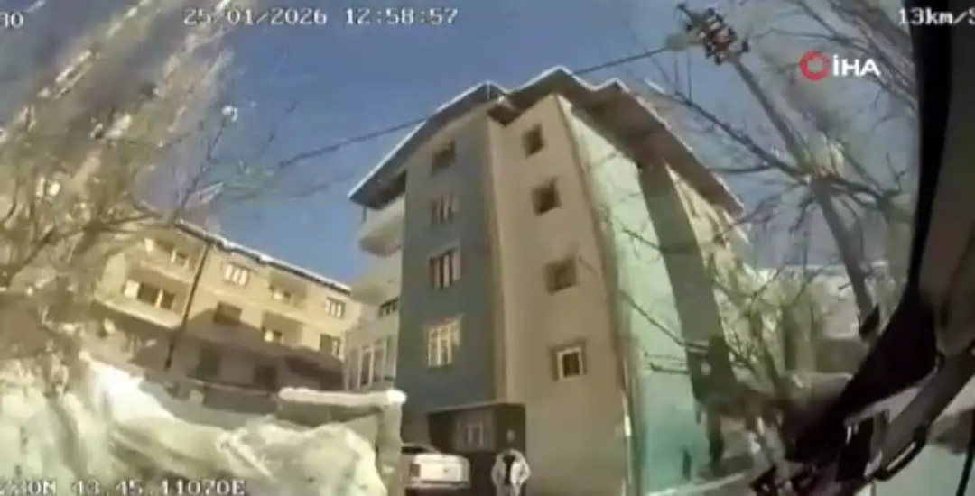 Hakkari’nin Keklikpınar Mahallesi’nde kızakla kaydığı sırada belediyeye ait toplu taşıma