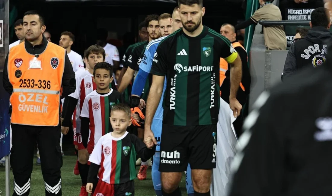 Süper Lig’de Kocaelispor’un Fenerbahçe’yi konuk edeceği kritik karşılaşma öncesinde, futbolcularla