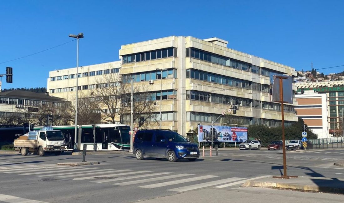 Depreme dayanıksız olduğu gerekçesiyle Kocaeli Üniversitesi Anıtpark Yerleşkesinde tahliyeler sürerken,