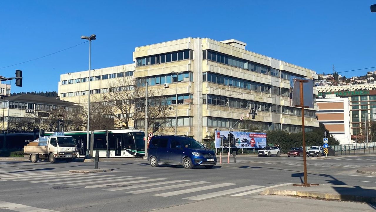 Depreme dayanıksız olduğu gerekçesiyle Kocaeli Üniversitesi Anıtpark Yerleşkesinde tahliyeler sürerken,