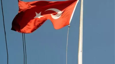 İzmit ilçesinde taşınma aşamasında olan bir okulda, yıpranmış Türk bayrağıyla
