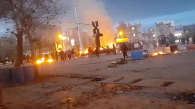 İran’da ekonomik krizle birlikte patlak veren protestolar 10. gününe girerken,