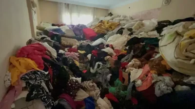 Tekirdağ’ın Çorlu ilçesinde yaşlı bir kadın, evinde topladığı eski giysi