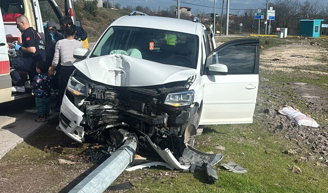 Kocaeli’nin Körfez ilçesinde direksiyon hakimiyetini kaybeden sürücünün elektrik direğine çarpması