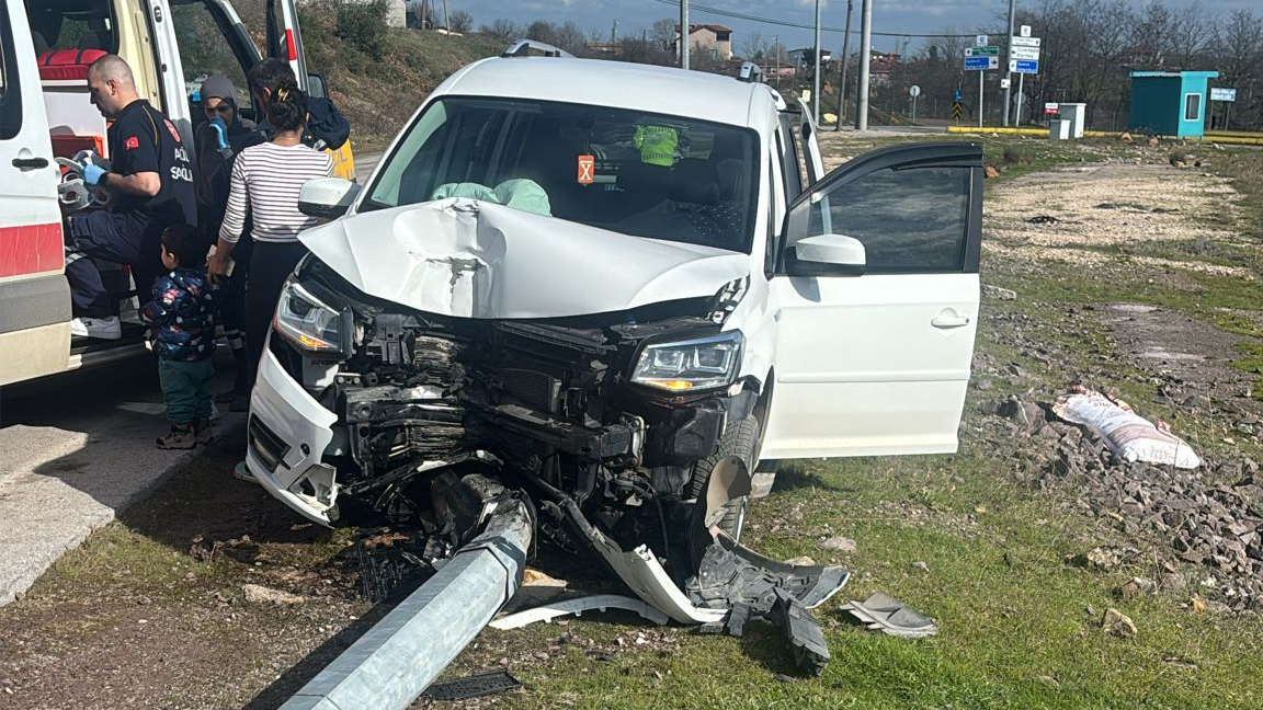 Kocaeli’nin Körfez ilçesinde direksiyon hakimiyetini kaybeden sürücünün elektrik direğine çarpması