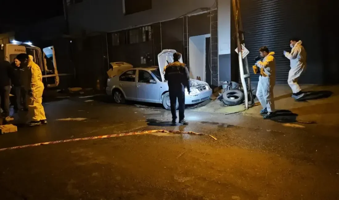 İstanbul Kağıthane’de, soğuk havadan korunmak için tamirhane önünde bulunan bir