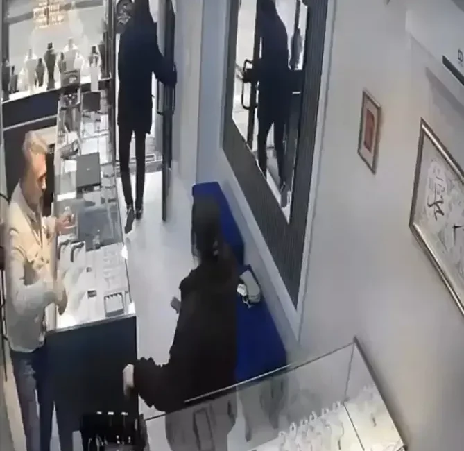 Kocaeli’nin Başiskele ilçesinde, D-130 Karayolu üzerinde seyir halindeki bir otomobil,