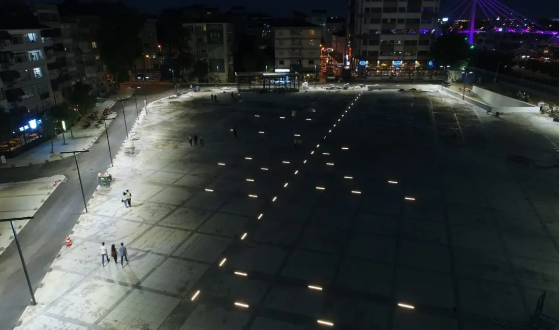 İzmit Kent Meydanı’nda iki grup arasında çıkan kavga, çevredeki vatandaşlara