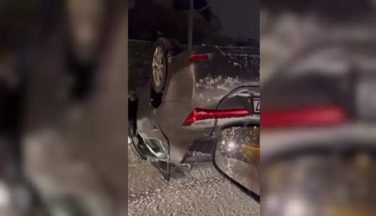 Başiskele’de gece saatlerinde etkisini artıran kar yağışı ve buzlanan yollar,
