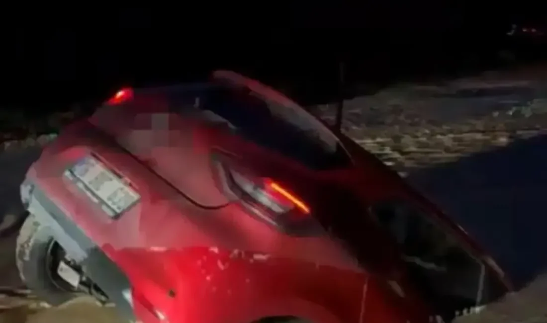 Bursa’nın Nilüfer ilçesinde, yol çalışması nedeniyle oluşan çamura giren bir