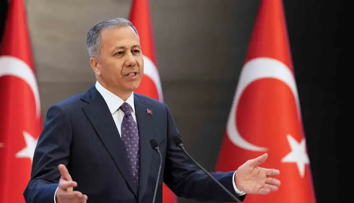 İçişleri Bakanı Ali Yerlikaya, İzmir merkezli 14 ilde gerçekleştirilen NARKOKAPAN-İzmir