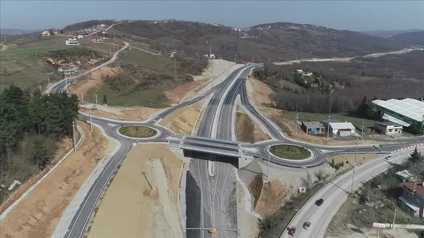 Karayolları 1. Bölge Müdürlüğü tarafından yürütülen İzmit–Kandıra yol yapım çalışmaları