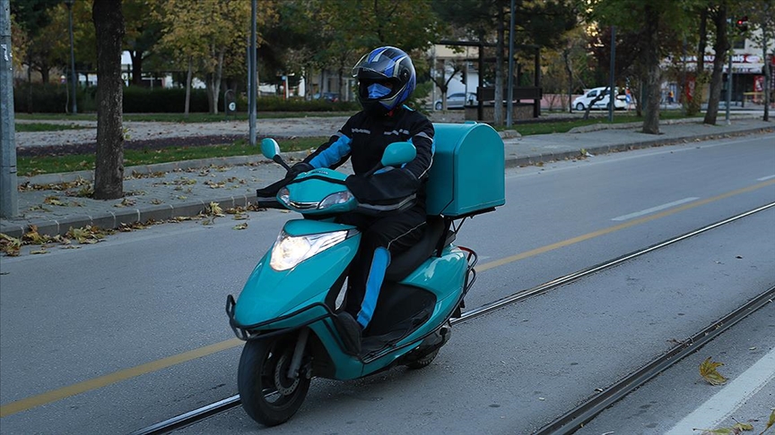 Kocaeli’de kar yağışı nedeniyle motosiklet, scooter ve motokuryelere getirilen trafiğe