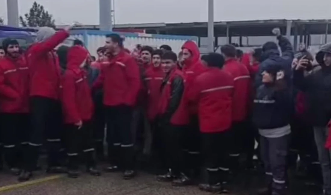 Kocaeli’nin Şekerpınar ve Çayırova depolarında çalışan Migros depo işçileri, şirketin