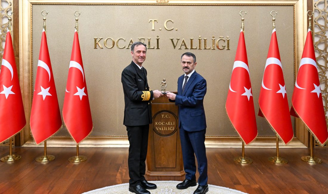 Donanma Komutan Yardımcısı Koramiral Yalçın Payal, Vali İlhami Aktaş’ı makamında