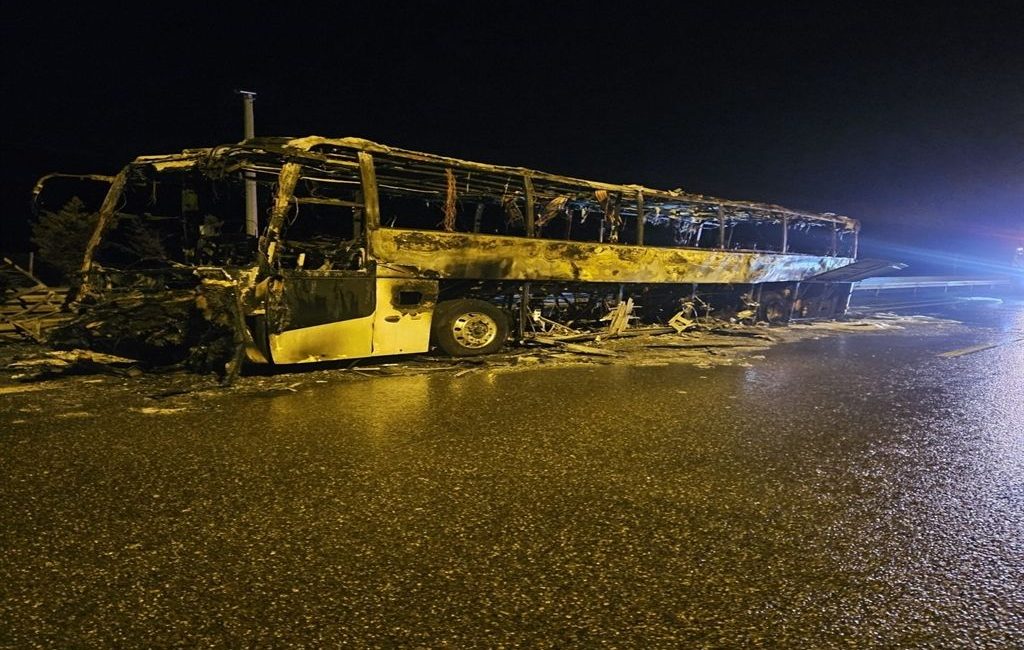 Kuzey Marmara Otoyolu’nun İzmit geçişinde boş bir yolcu otobüsünde çıkan