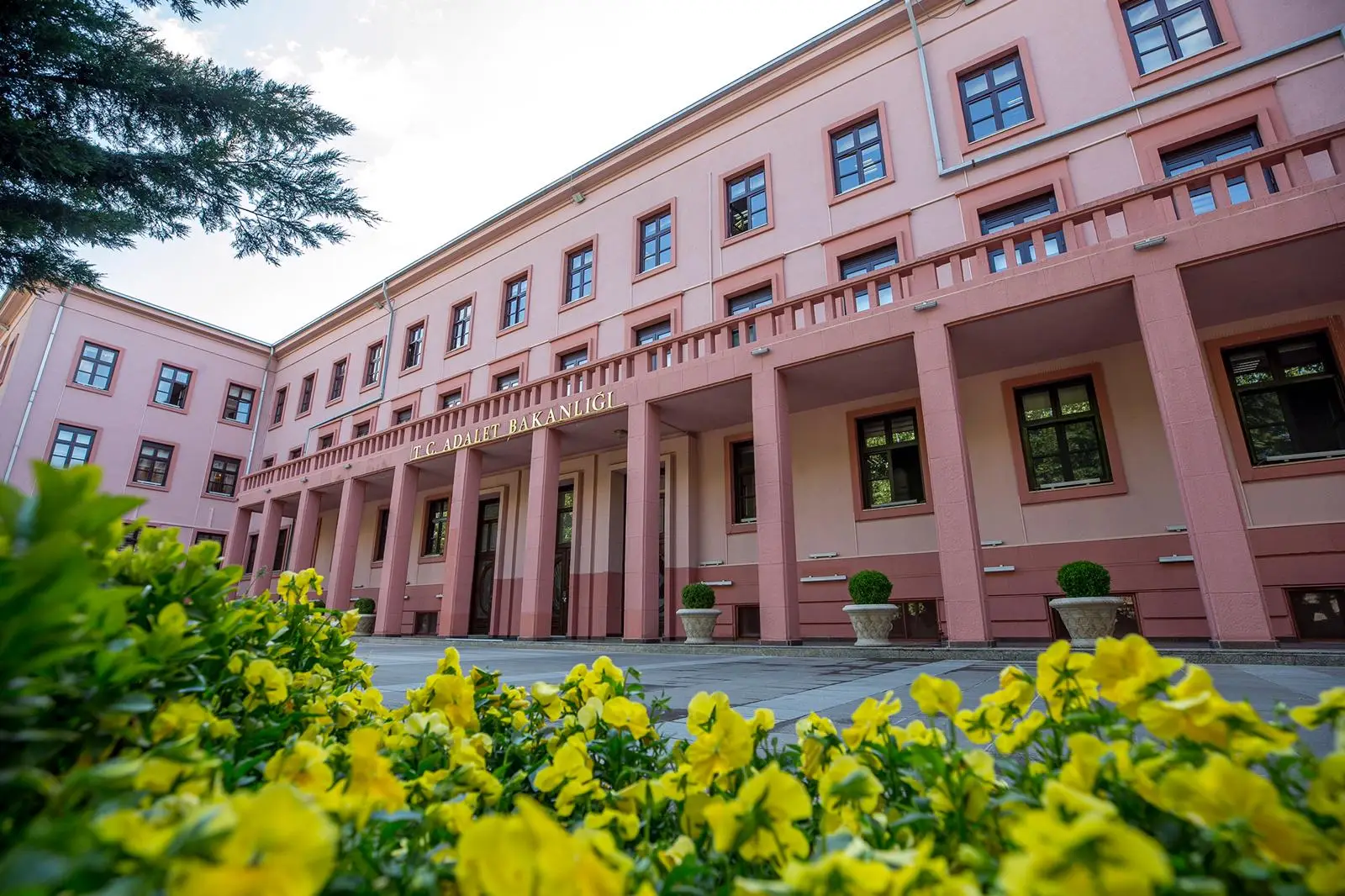 Kamu personeli adaylarının aylardır beklediği müjdeli haber nihayet geldi. Adalet