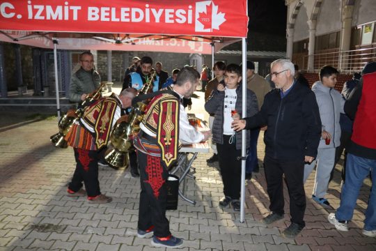 İzmit Belediyesi, Ramazan ayı kapsamında Ayaztepe Camii’nde teravih namazı sonrası