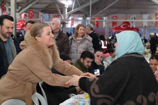 İzmit Belediyesi’nin Ramazan ayı kapsamında düzenlediği mahalle iftarlarının ilki Ayazma