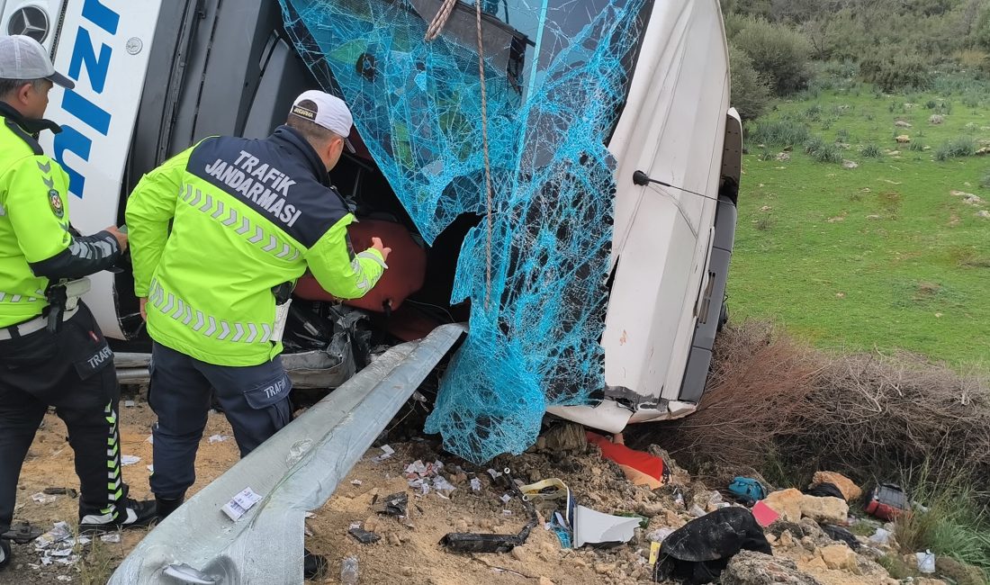 Antalya-Isparta karayolunda yolcu otobüsünün kontrolden çıkarak şarampole devrilmesi sonucu 8