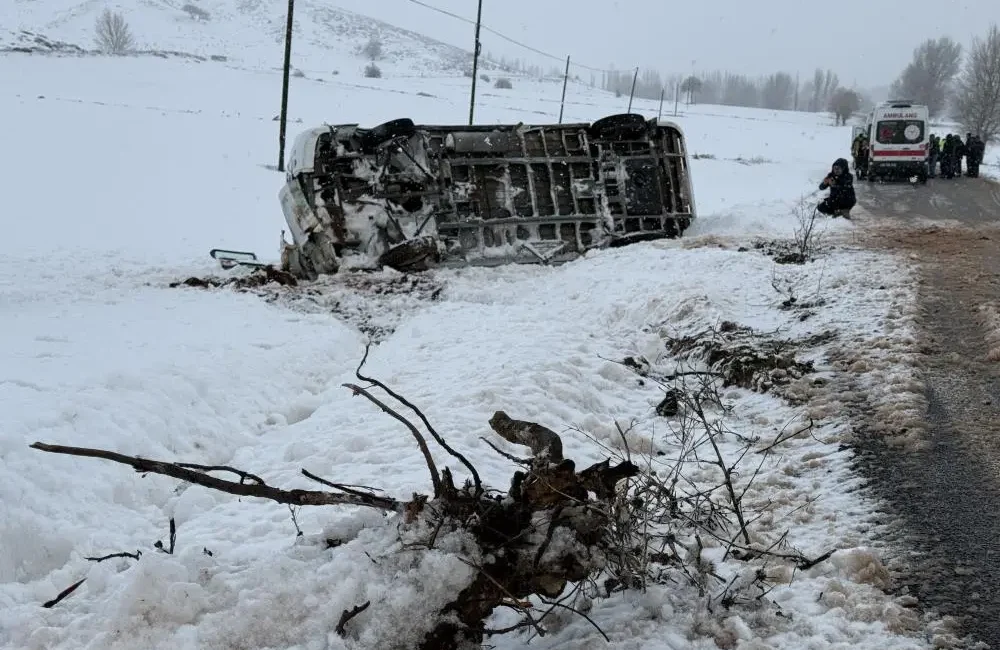 Sivas’ta kar yağışı ve yoldaki buzlanma nedeniyle kontrolden çıkan öğrenci