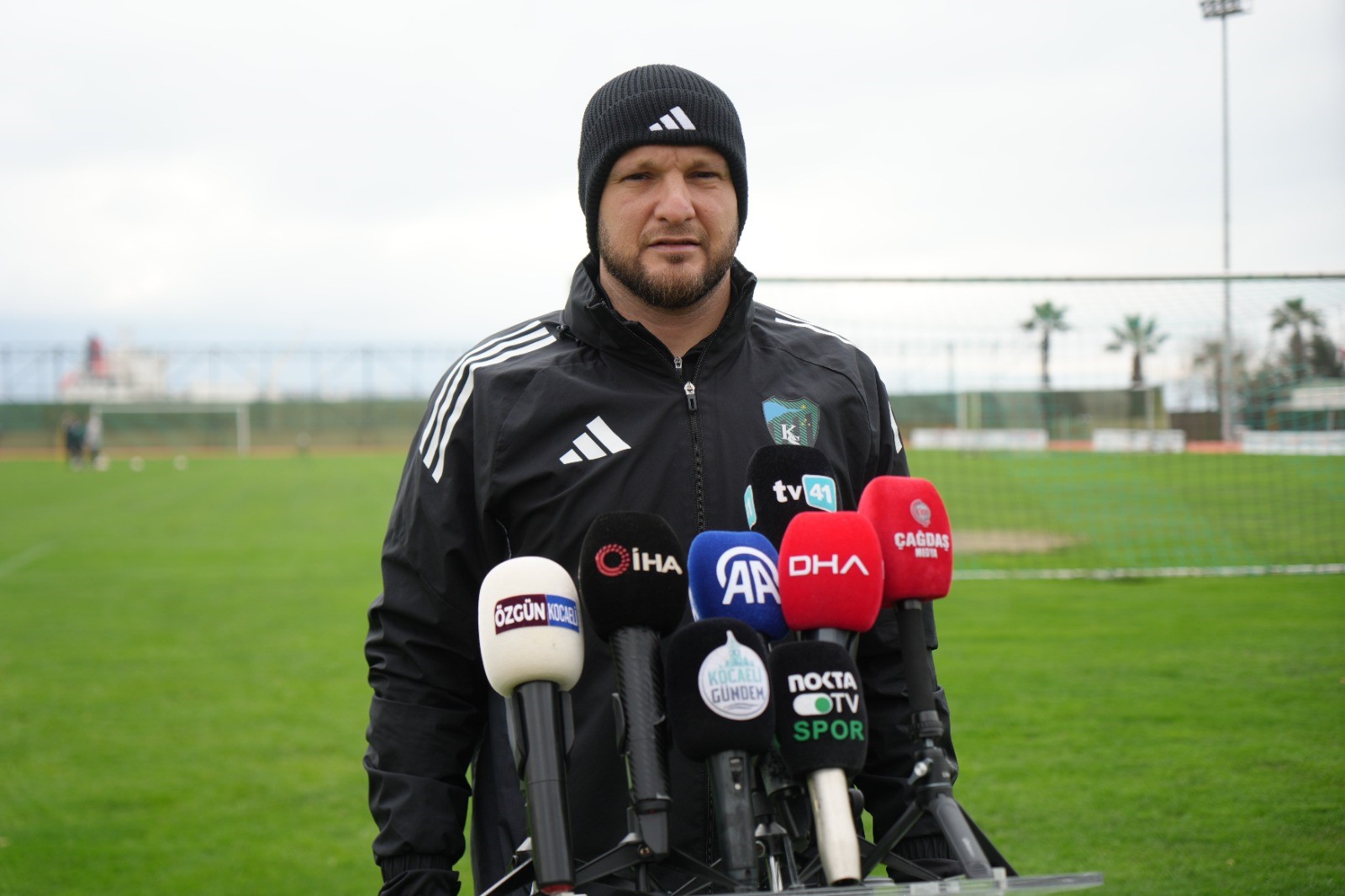 Kocaelispor’un tecrübeli kalecisi Gökhan Değirmenci, Fenerbahçeli futbolcu Milan Skriniar’ın tribünlere