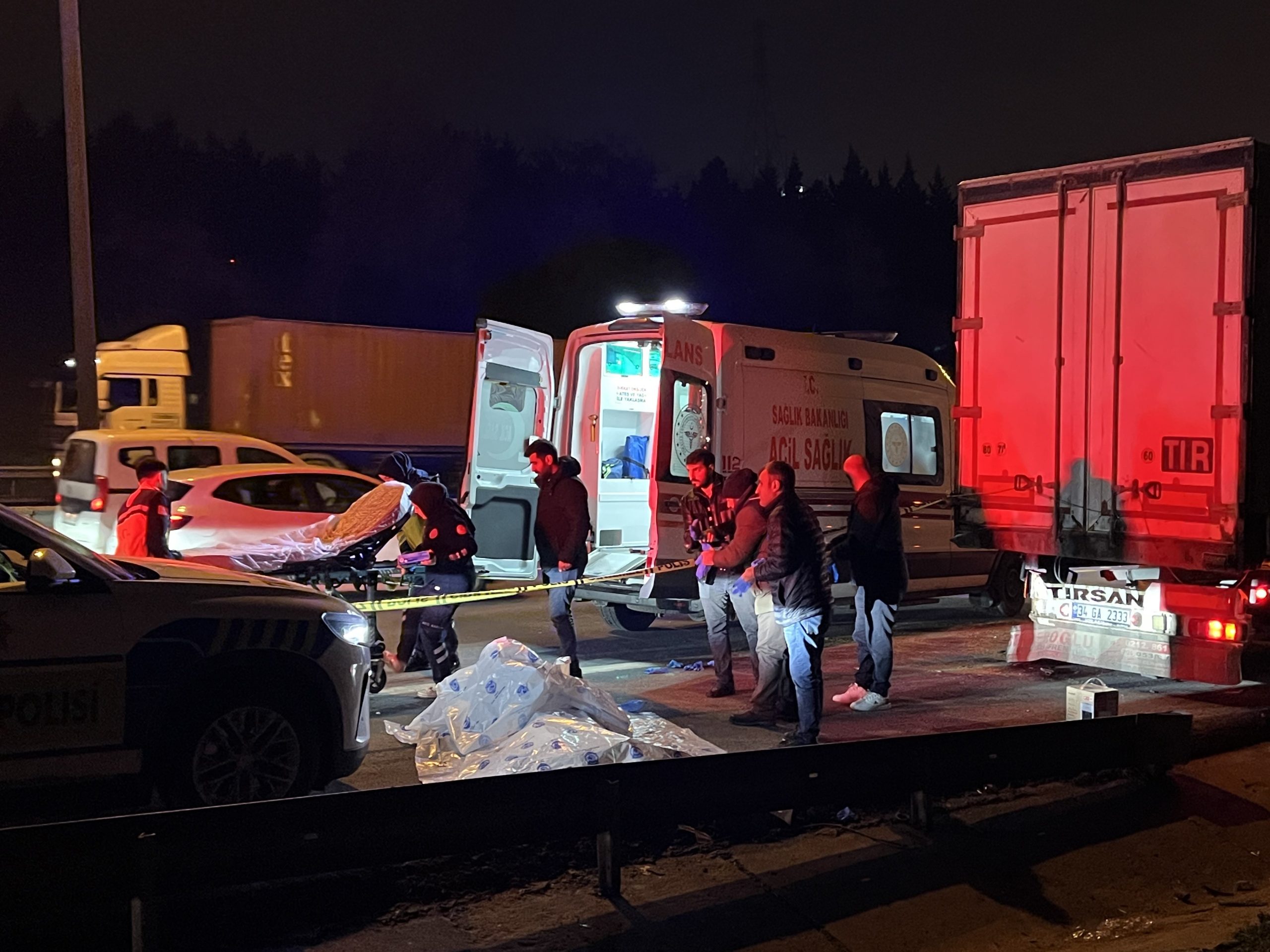 İstanbul Başakşehir’de, arızalanarak emniyet şeridinde duran tıra arkadan çarpan motosiklet