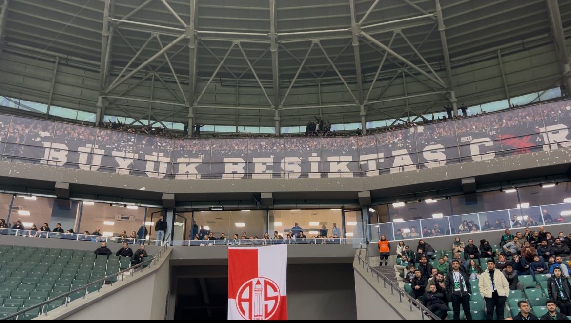 Turka Kocaeli Stadyumu’nda oynanan Kocaelispor – Beşiktaş karşılaşmasında tribünde korku