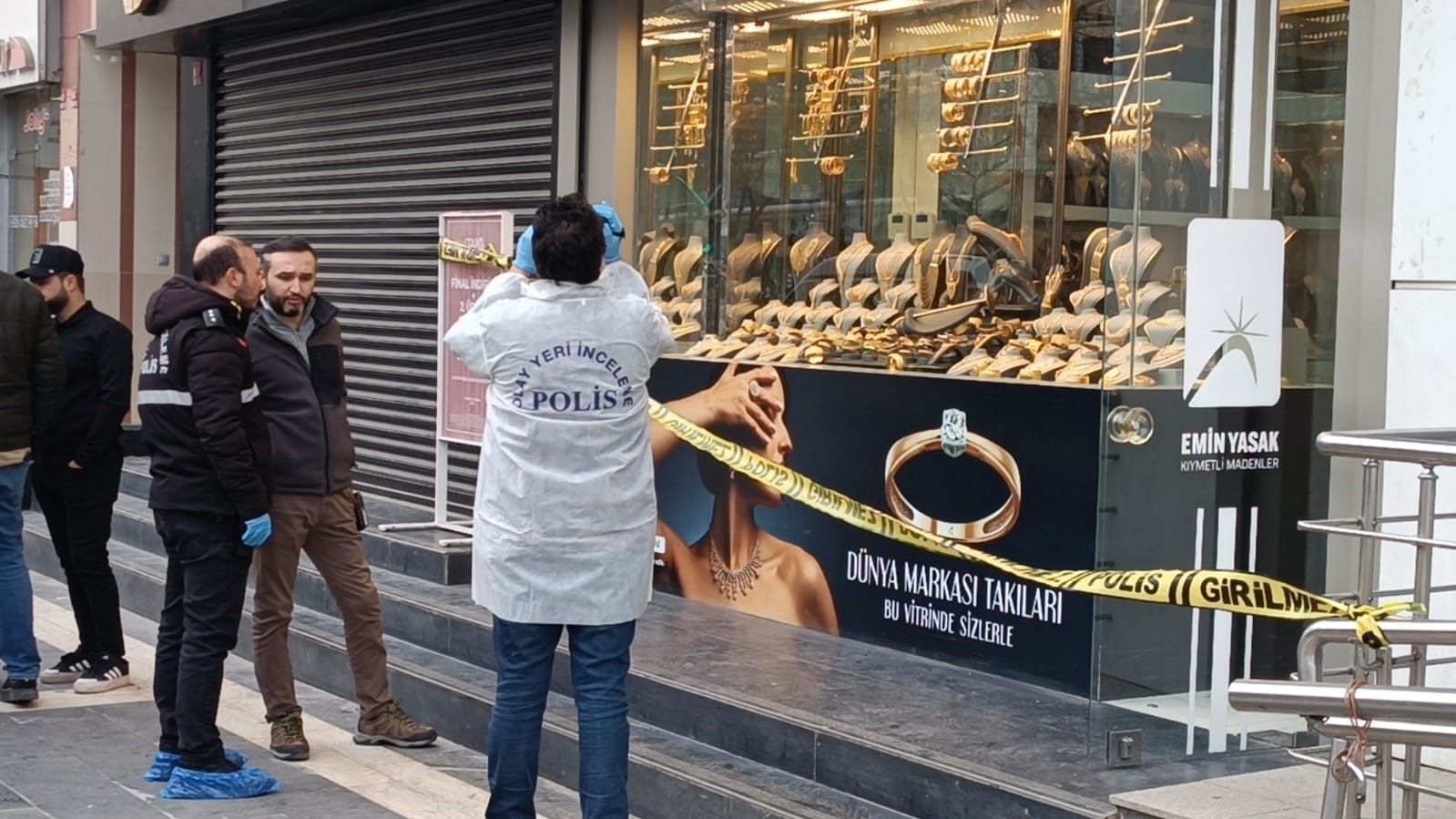 Batman merkezdeki bir kuyumcuya kar maskeli 2 kişi girdi, kurusıkı