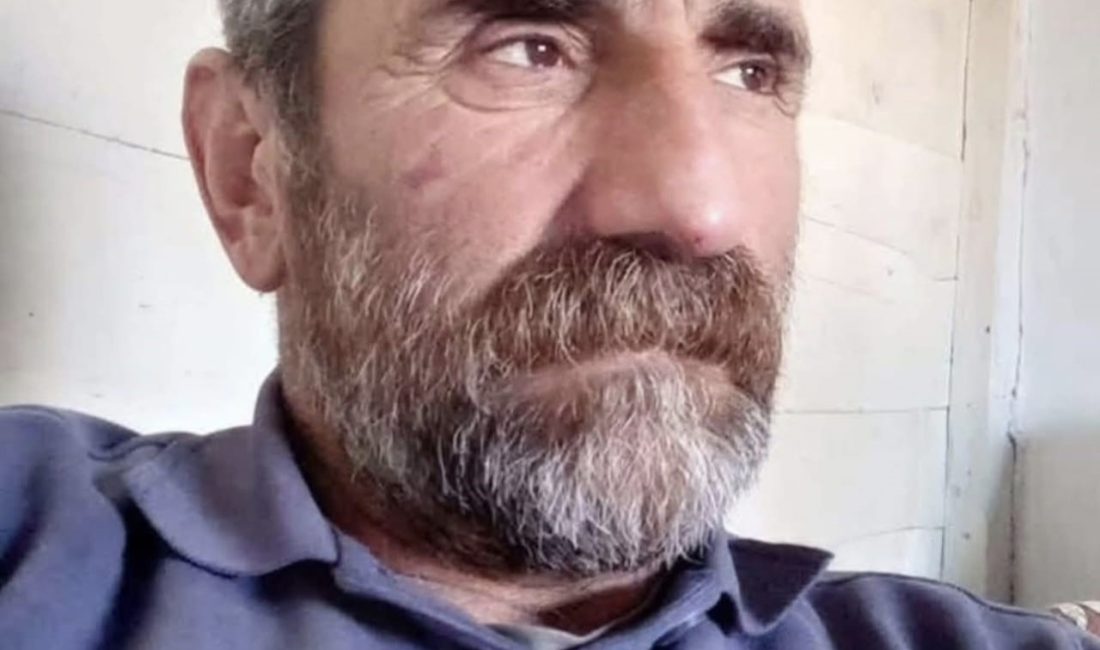 Artvin'in Ardanuç ilçesi Ustalar Köyü Muhtarı Turgay Demir, kullandığı traktörün