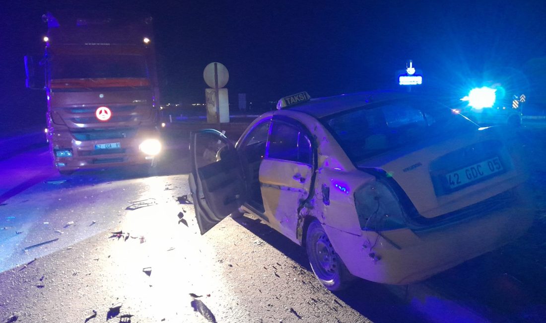 Konya’nın Karapınar ilçesinde tır ile ticari taksinin çarpışması sonucu meydana