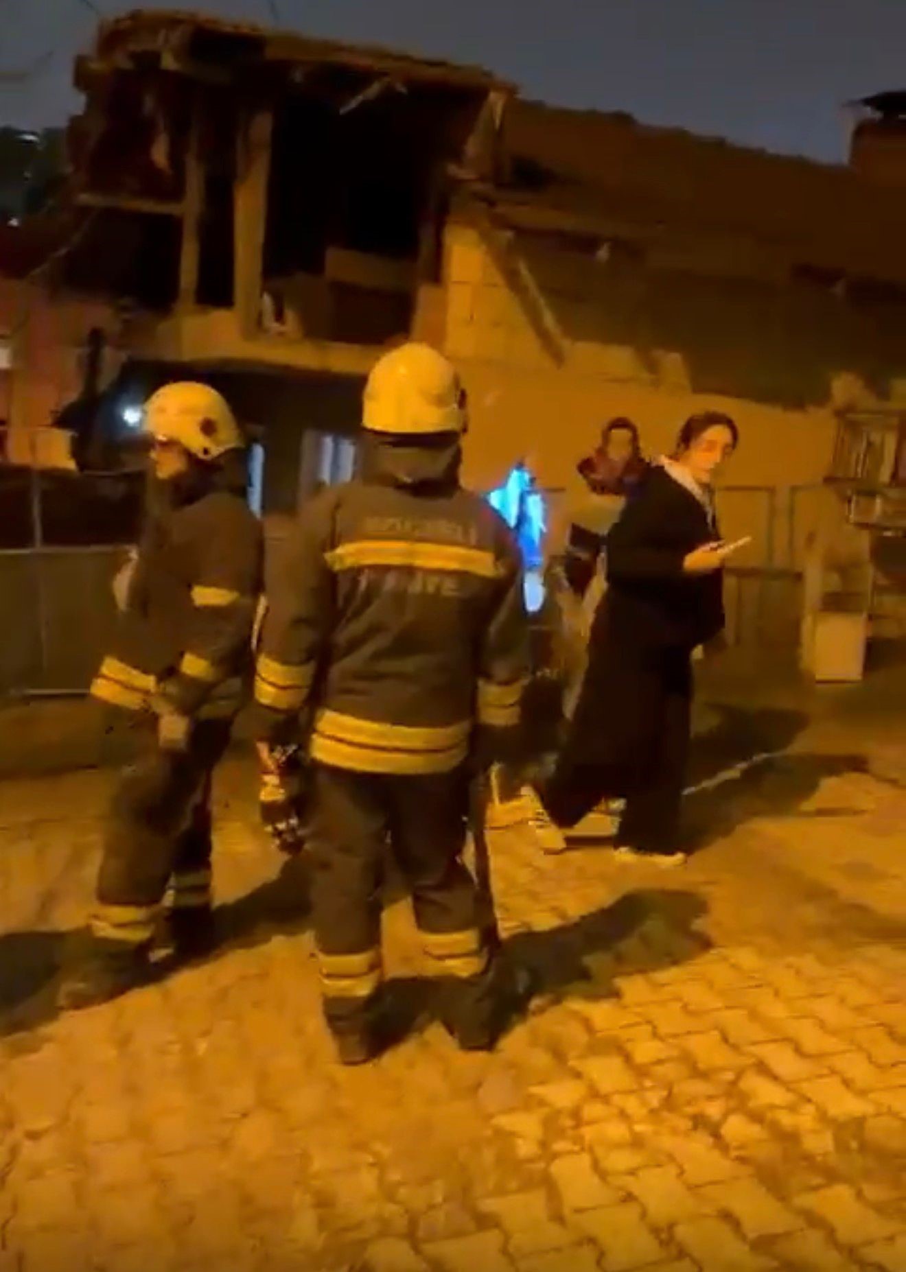 Kocaeli’nin İzmit ilçesinde evinde oturan adam, geri manevra yapan kamyonetin