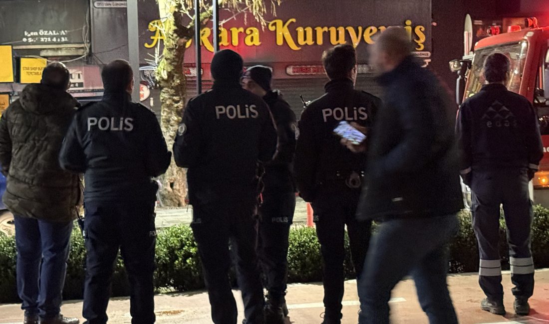 Kocaeli'nin İzmit ilçesinde 7 katlı apartmanın çatı katında çıkan yangın
