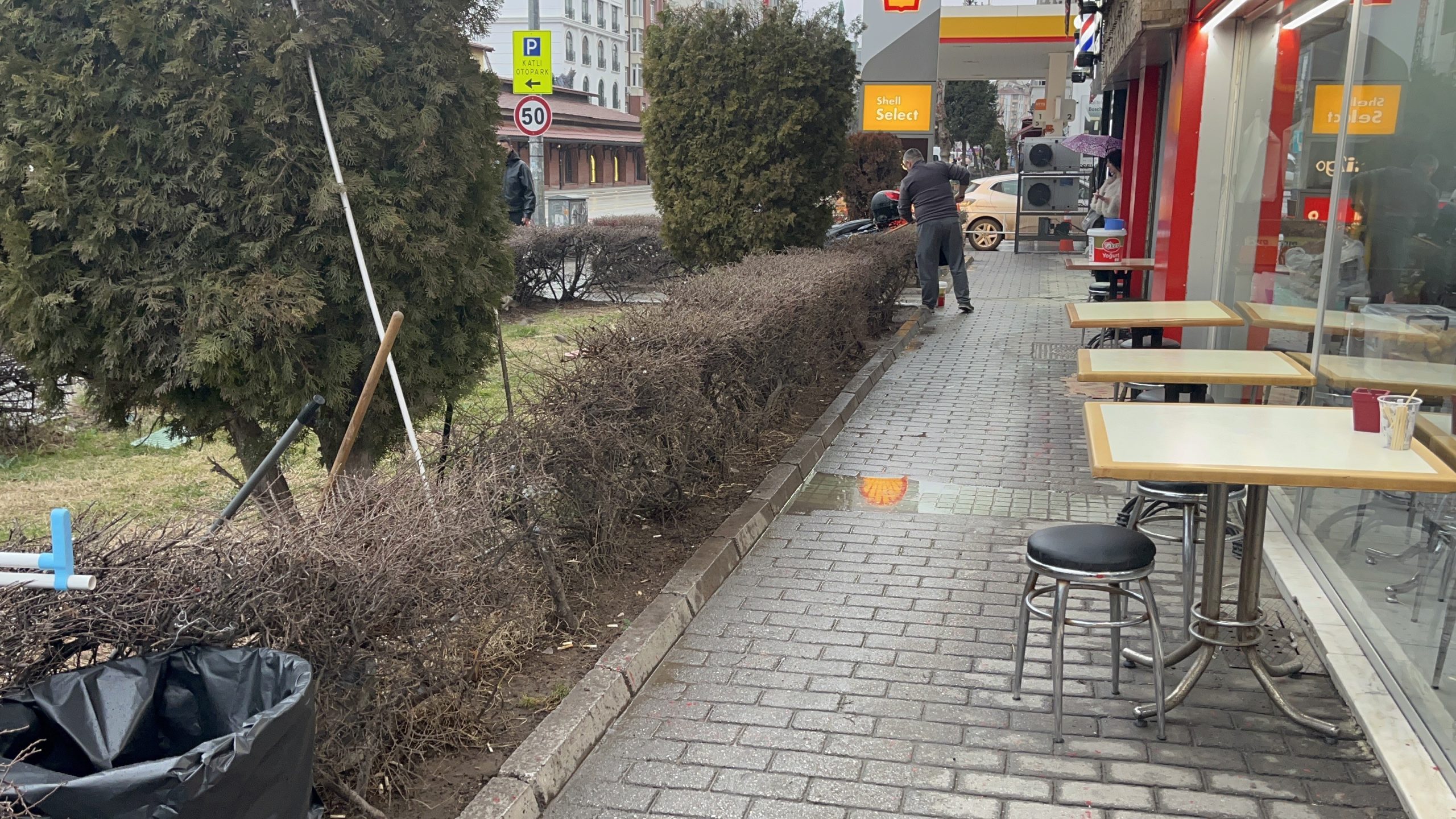 Eskişehir'inTepebaşı ilçesinde bir lokanta önünde çıkan tartışmanın kavgaya dönüşmesi sonucu