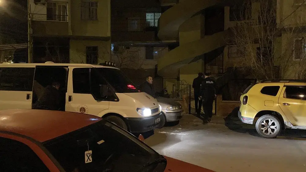 Mersin'in Erdemli ilçesinde polis ekipleri, komşuların kavga ihbarı üzerine gittikleri
