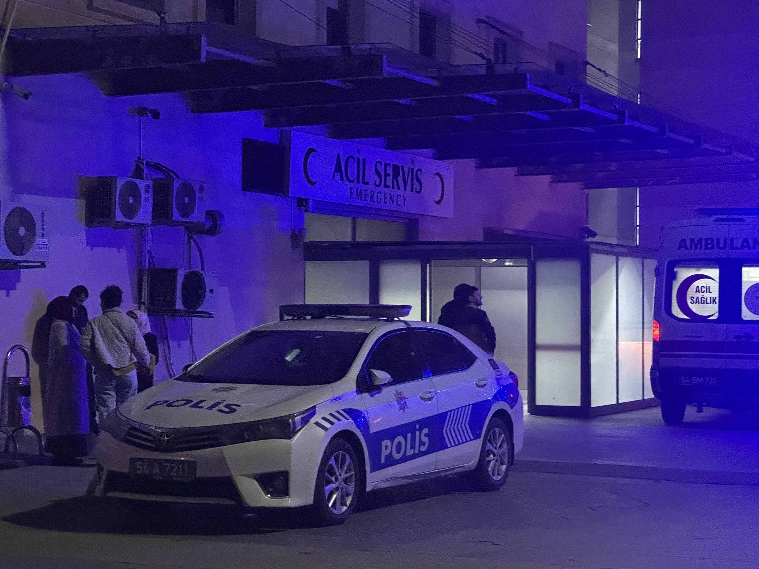 arkadaşına kanser olduğunu söyleyerek silahıyla kendini vuran polis, kaldırıldığı hastanede