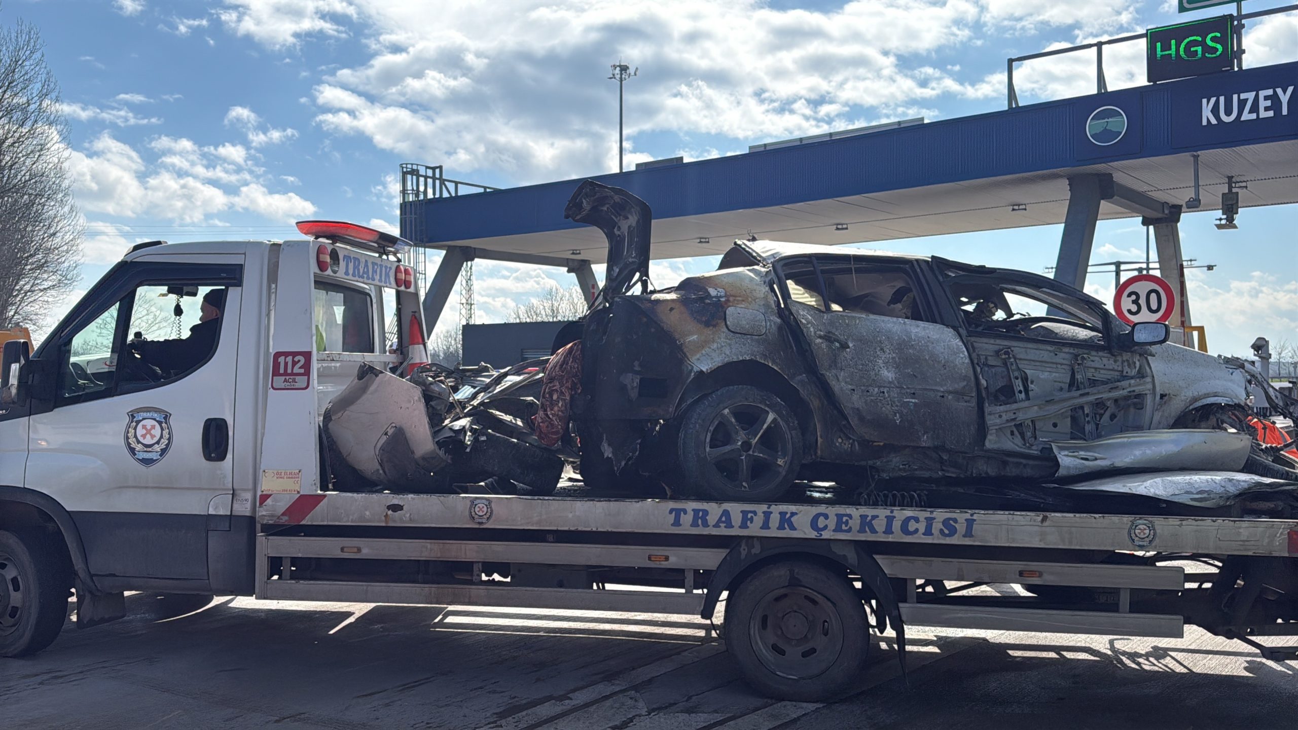 Kuzey Marmara Otoyolu’nun Sakarya geçişindeki Karasu gişelerinde kontrolden çıkan otomobil