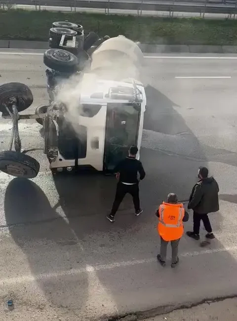 Kocaeli TEM Otoyolu gişelerinde kontrolden çıkan beton mikseri yan yattı.