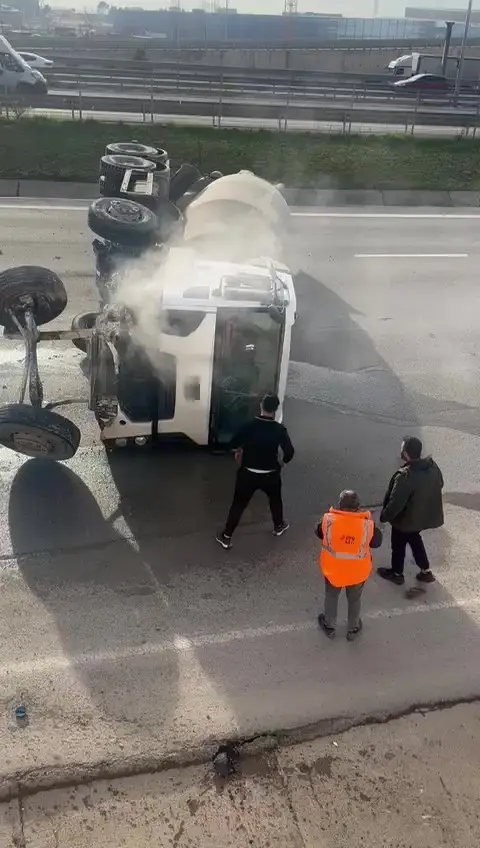 Kocaeli TEM Otoyolu gişelerinde kontrolden çıkan beton mikseri yan yattı.