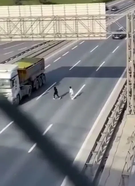 İstanbul’da Gaziosmanpaşa ile Sultangazi ilçelerini ikiye ayıran TEM Otoyolu’nda iki