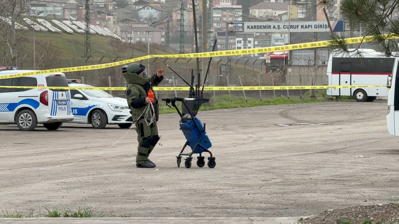 Karabük’te açık otoparka bırakılan sahipsiz valiz paniğe neden oldu. Bomba