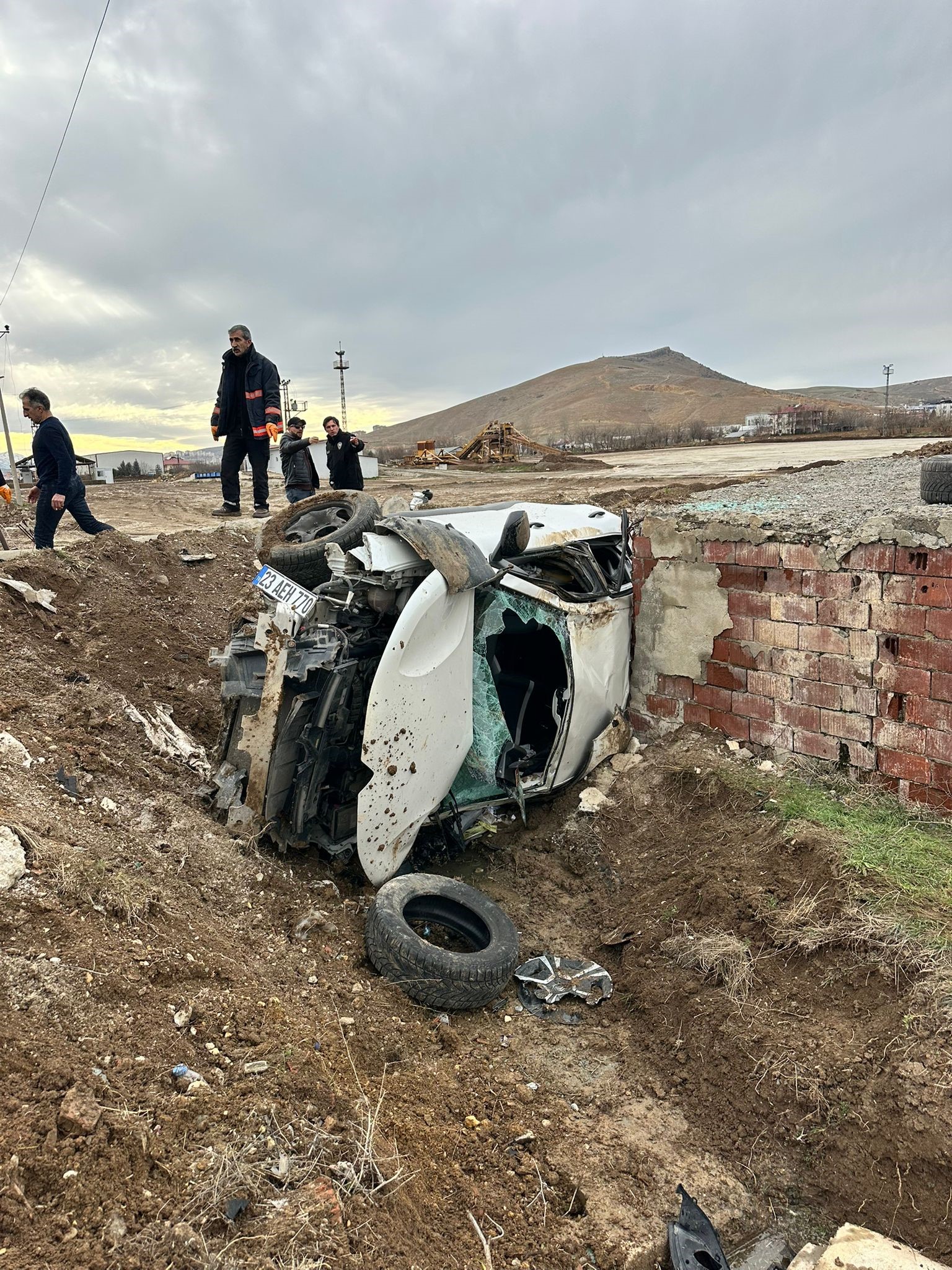 Elazığ’ın Kovancılar ilçesinde kontrolden çıkan otomobilin aydınlatma direğine çarparak yan