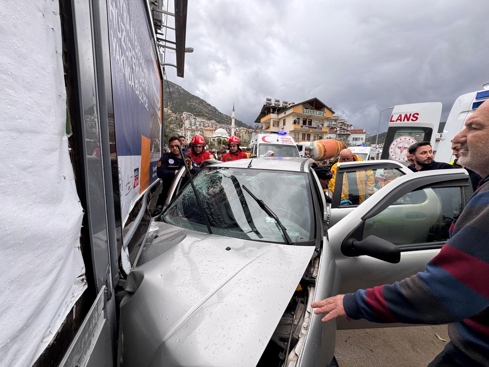 Muğla'nın Fethiye ilçesinde bir kavşakta duvara çarpan otomobilde bulunan bir