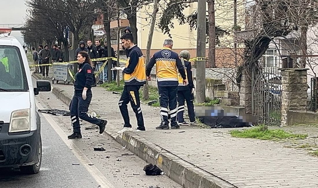 D-650 kara yolunda yolun karşısına geçmek isteyen anne ve kızına