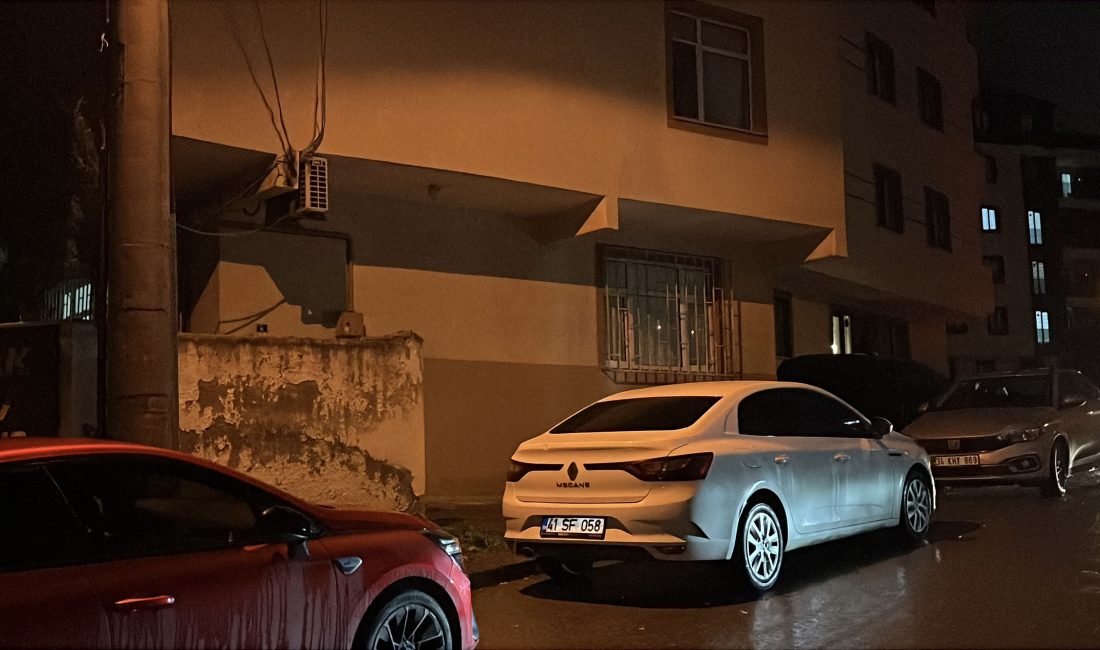 Kocaeli'nin Çayırova ilçesinde emekli polis memuru Salim Doğan, evinin önünde