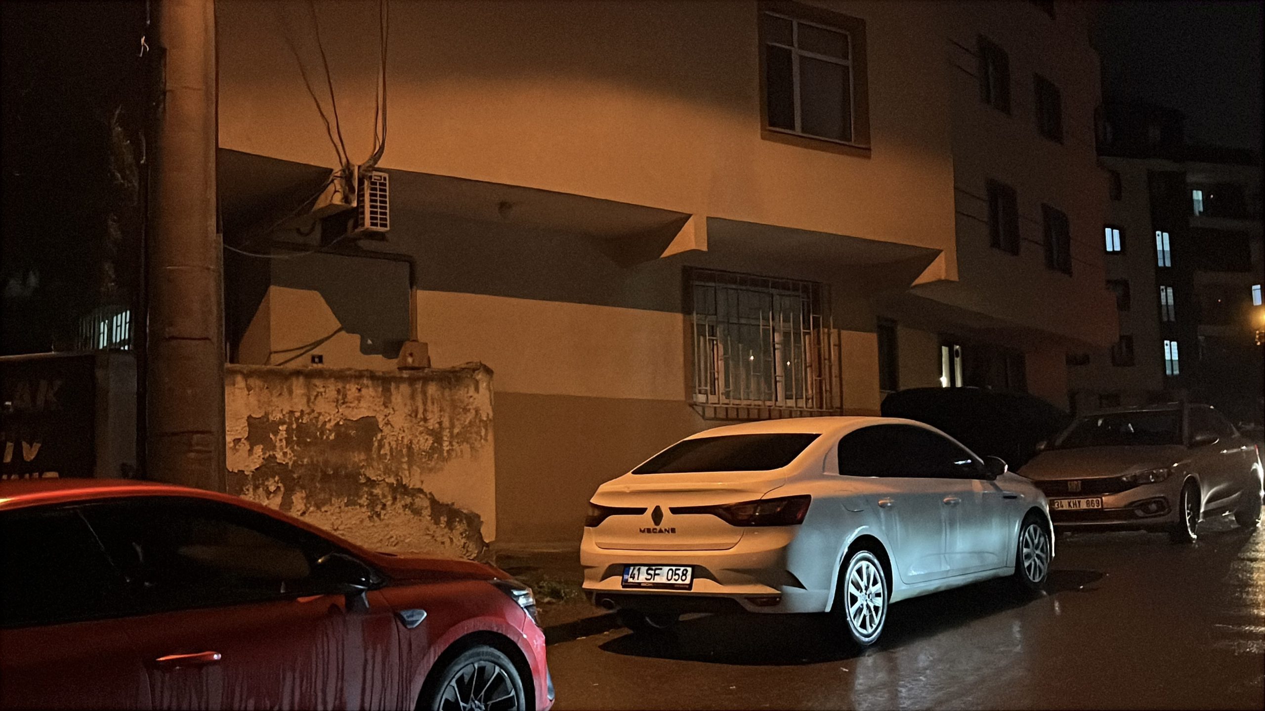 Kocaeli'nin Çayırova ilçesinde emekli polis memuru Salim Doğan, evinin önünde