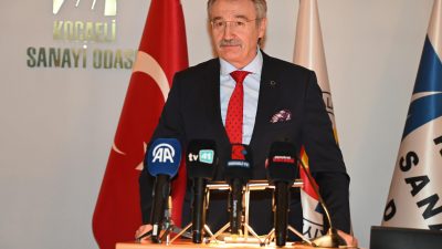 Eski Devlet Bakanı Kürşad Tüzmen, Kocaeli’de katıldığı programda Türkiye’nin sanayide