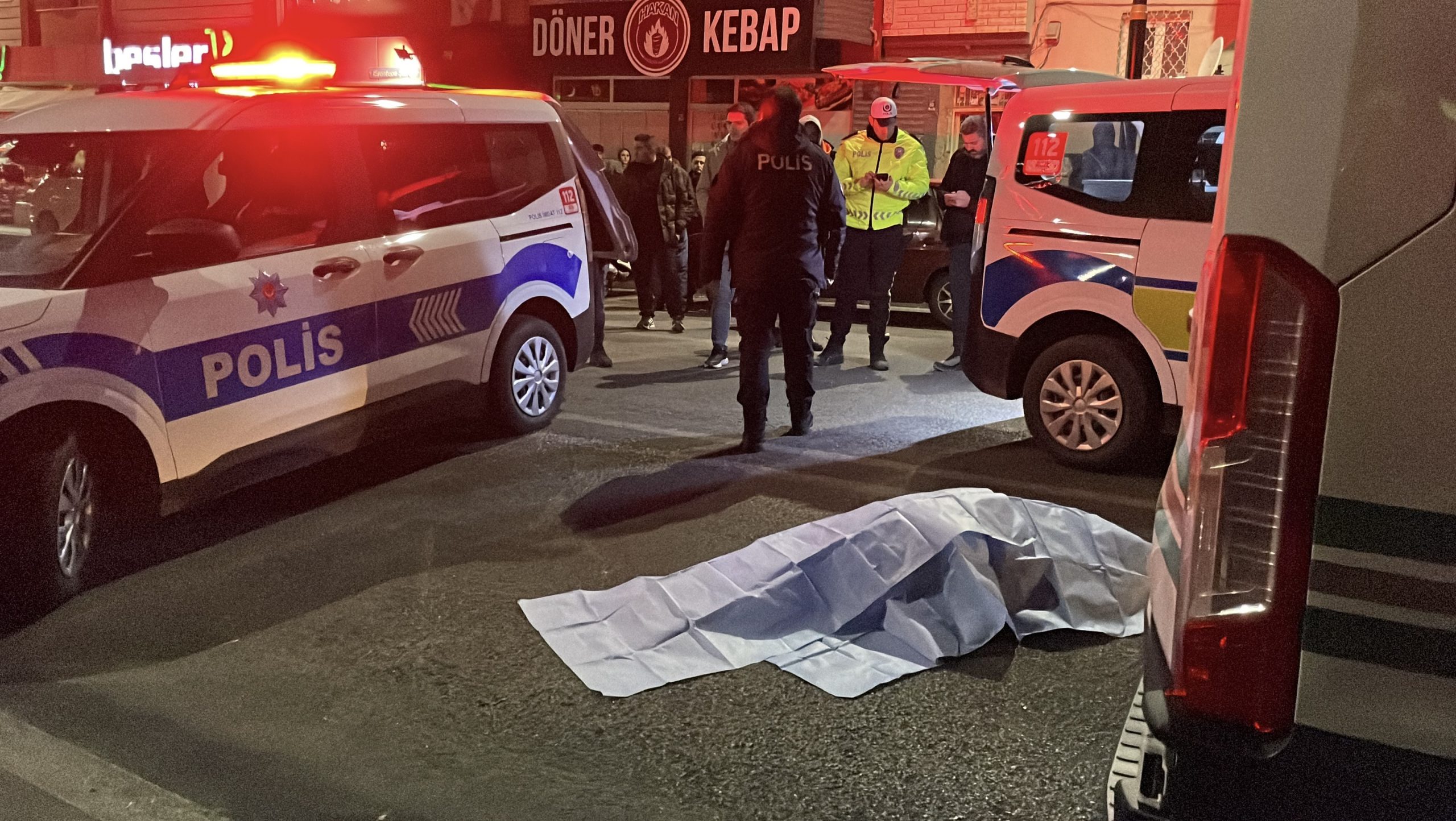 Sivas’ta teravih namazı için yolun karşısına geçmeye çalışan gelin ve