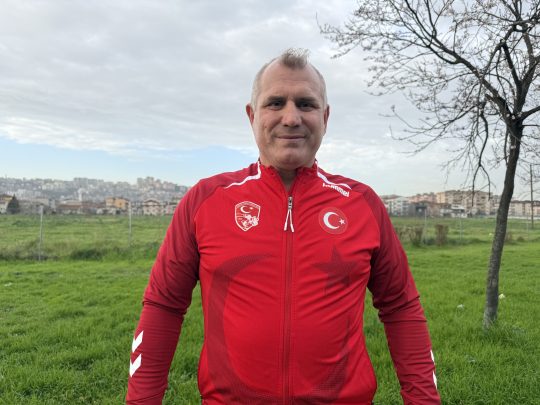 Kocaeli’nin Kandıra ilçesinde hayvanlarına yem verirken koçla güreştiği anları paylaşan