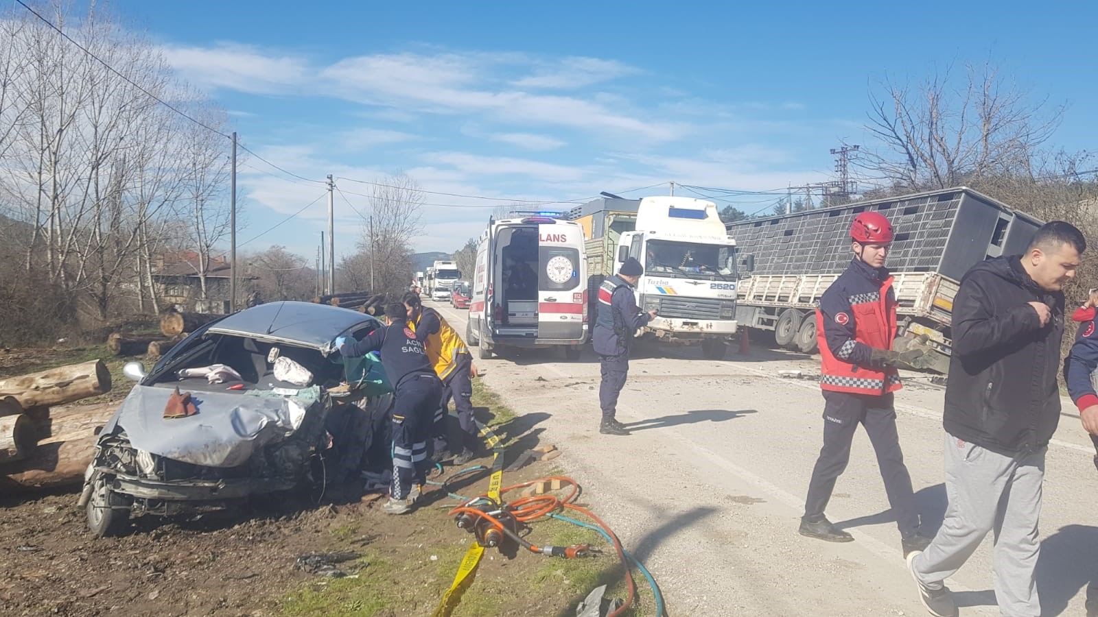 Sakarya’nın Taraklı ilçesinde tır ile otomobilin kafa kafaya çarpışması sonucu